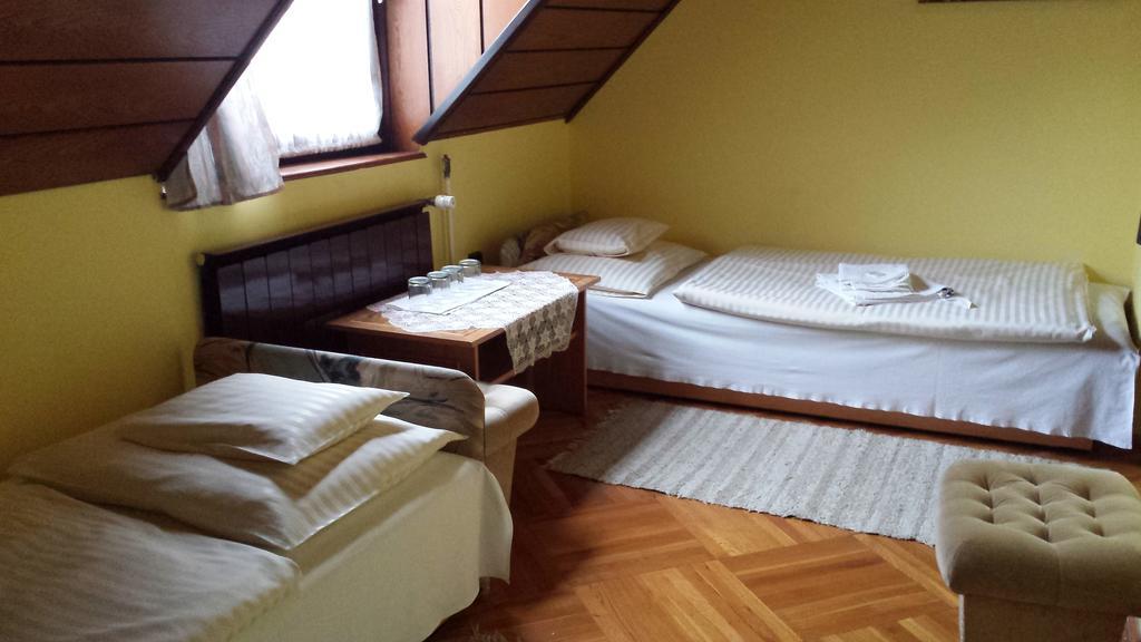 Kocsis Panzio Es Etterem Bed & Breakfast Komarom Room photo