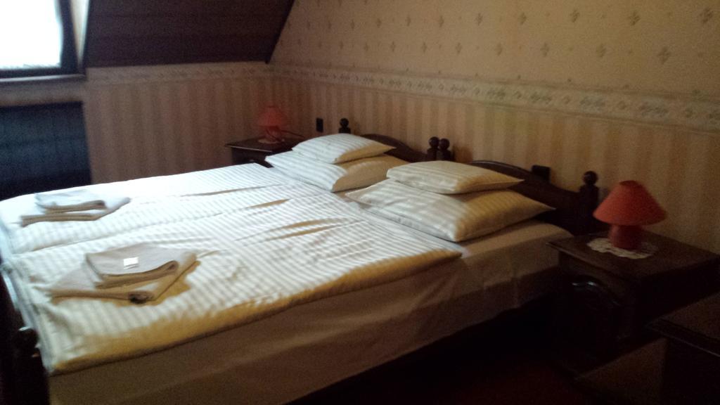 Kocsis Panzio Es Etterem Bed & Breakfast Komarom Room photo