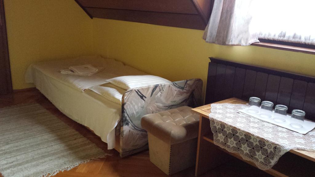 Kocsis Panzio Es Etterem Bed & Breakfast Komarom Room photo