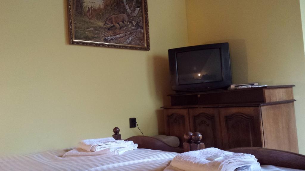 Kocsis Panzio Es Etterem Bed & Breakfast Komarom Room photo